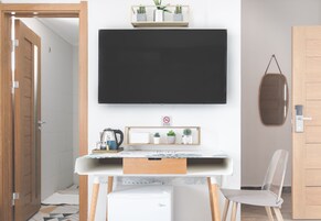 객실 내 금고, 각각 다르게 가구 비치, 책상, 암막 커튼