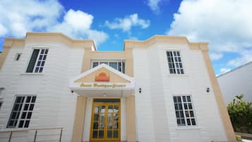 Vista frontal de la propiedad
