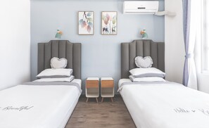 Habitación estándar | Caja fuerte, mobiliario individual, escritorio y cortinas opacas