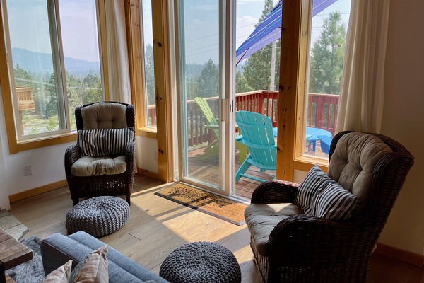 Una Smart TV, una chimenea, Netflix, juguetes