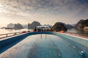 Outdoor spa tub - Orchid Premium Cruises (Hai Phong)
