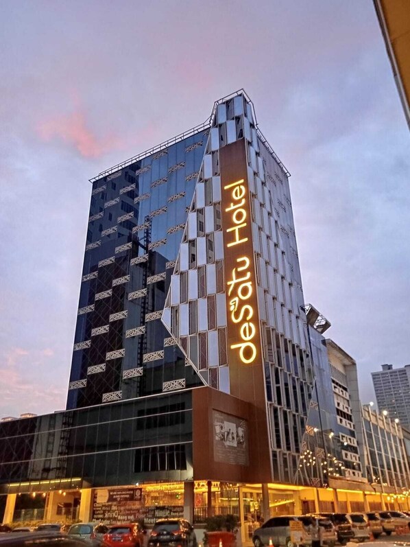 Front of property - deSatu Hotel (Medan)
