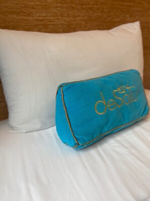 In-room safe, desk, laptop workspace, iron/ironing board - deSatu Hotel (Medan)