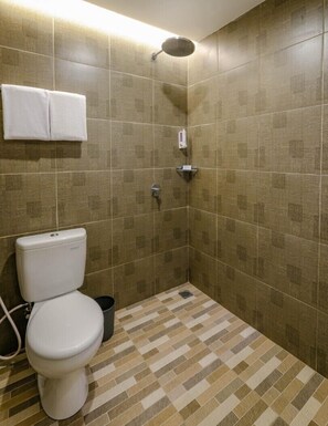 Premium Double Room | Bathroom | Shower, free toiletries, hair dryer, slippers - deSatu Hotel (Medan)