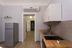 Refrigerador, horno, placa de cocina, cafetera/tetera