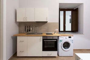 Refrigerador, horno, parrilla de estufa y cafetera y tetera