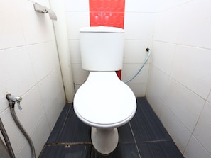 Economy tweepersoonskamer | Badkamer | Een douche, een regendouche, gratis toiletartikelen, een bidet
