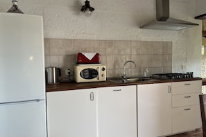Cafetera y tetera, refrigerador, microondas y tostadora