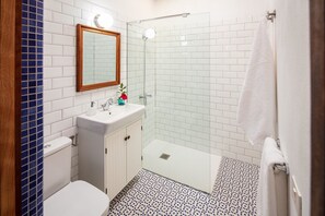 Douche, sèche-cheveux, serviettes fournies
