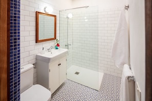 Douche, sèche-cheveux, serviettes fournies