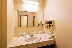 Bañera y ducha independientes y bañera de agua termal
