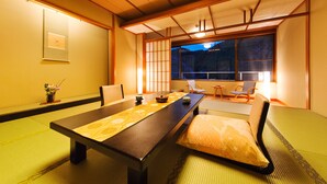 Une salle de réunion japonaise traditionnelle, dotée d’un sol en tatami, d’une table basse et de panneaux coulissants en papier de riz (shoji).
