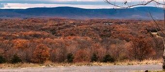 Great views, hike onsite, work remotely, huge smart TVs & hot-tub