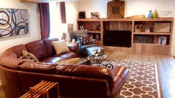 Smart TV, chimenea, libros