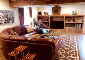 Smart TV, chimenea, libros