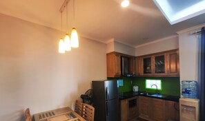 Deluxe Suite, 1 Bedroom, Kitchen (5A2) | Private kitchen | Full-size fridge, microwave, stovetop, rice cooker