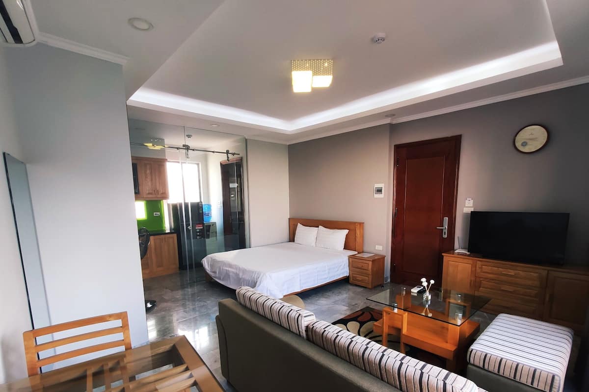 Deluxe Studio, 1 Queen Bed, Kitchen (5A1) | Living area | 40-inch LCD TV with cable channels, TV