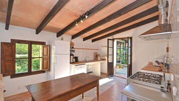 Een koelkast, een magnetron, een oven, een vaatwasser