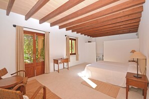 6 bedrooms, iron/ironing board, free WiFi, bed sheets