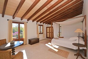 6 makuuhuonetta, silitysrauta/-lauta, ilmainen Wi-Fi, vuodevaatteet