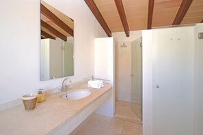 Badewanne, Haartrockner, Bidet, Handtücher