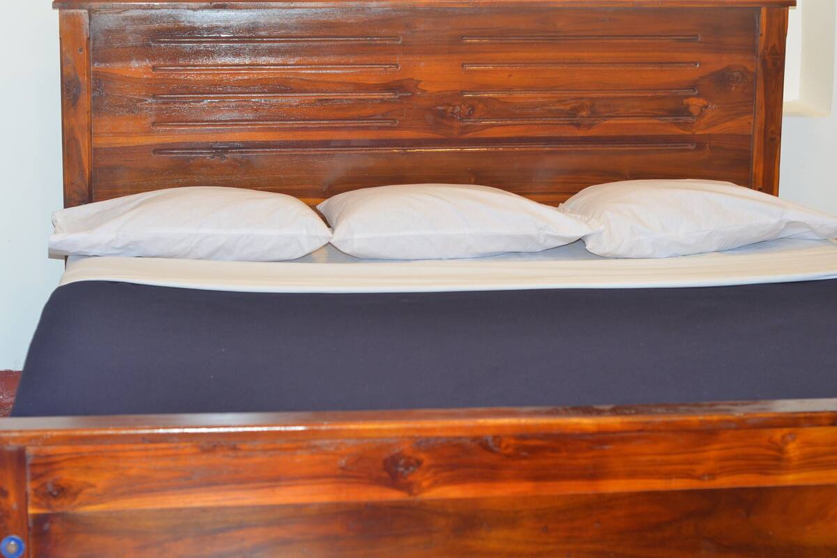 Espacio para trabajar con laptop y tabla de planchar con plancha