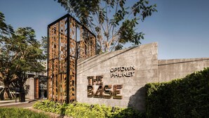 Um edifício com uma placa que diz 'UPTOWN PHUKET THE BASE'.