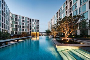 Outdoor pool - The Base Private Residence & Resort (Ratsada)