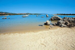 Playa en los alrededores y toallas de playa 