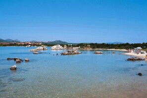 Playa en los alrededores y toallas de playa 