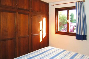 2 bedrooms, travel crib, free WiFi