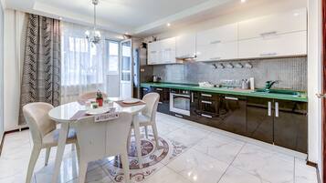 Apartment, 2 Schlafzimmer | Eigene Küche | Großer Kühlschrank, Herdplatte, Kochgeschirr/Geschirr/Besteck