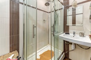 Apartment, 2 Bedrooms | Bathroom | Shower, rainfall showerhead, towels