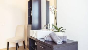 Camera doppia (La Basilica) | Bagno | Doccia, set di cortesia gratuito, asciugacapelli, bidet