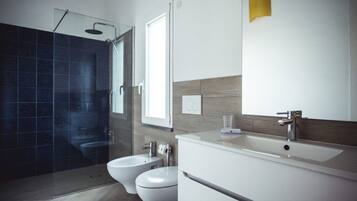 Camera doppia (La Basilica) | Bagno | Doccia, set di cortesia gratuito, asciugacapelli, bidet