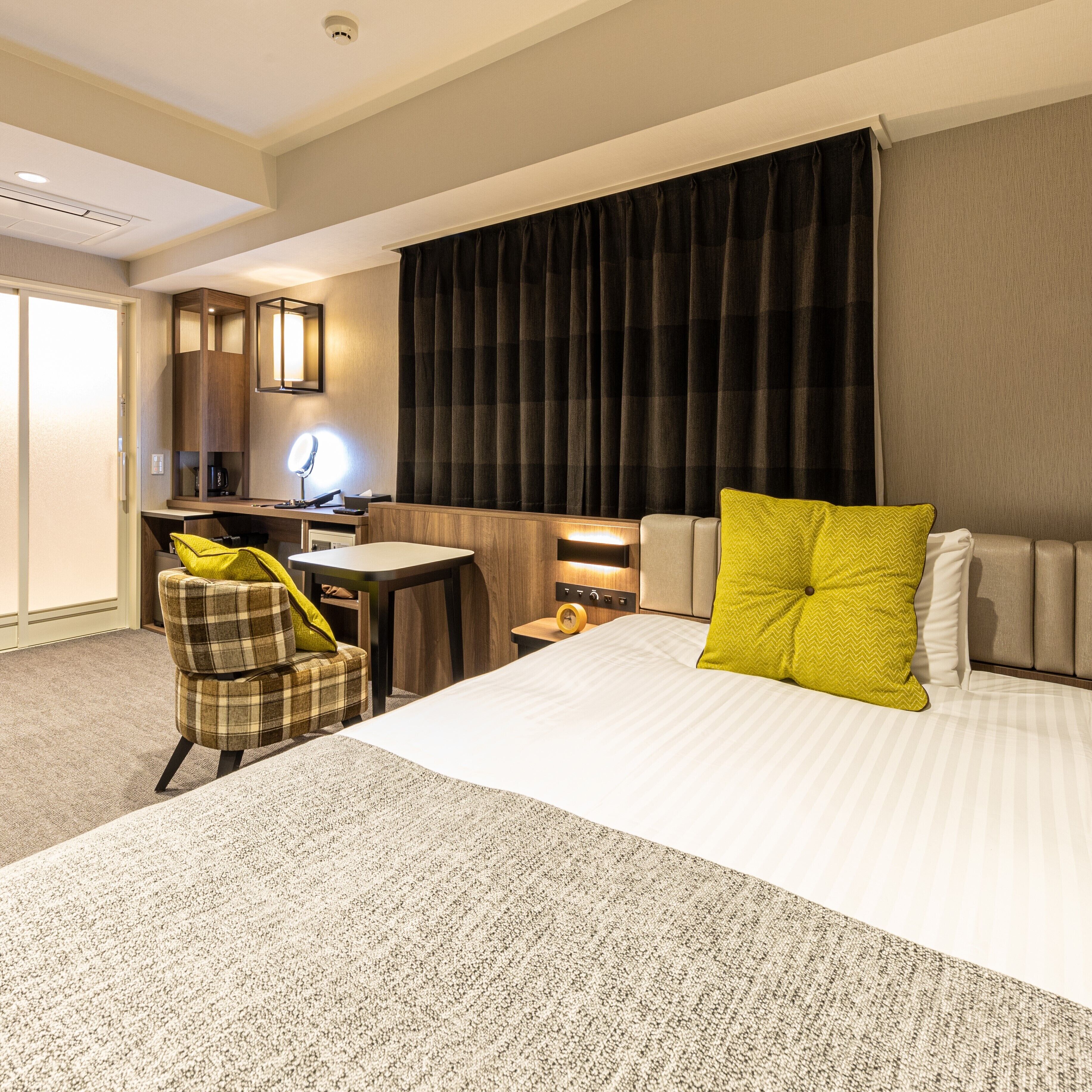 universal room, non-smoking (20 m²) | down duvets, minibar, in-room safe, desk