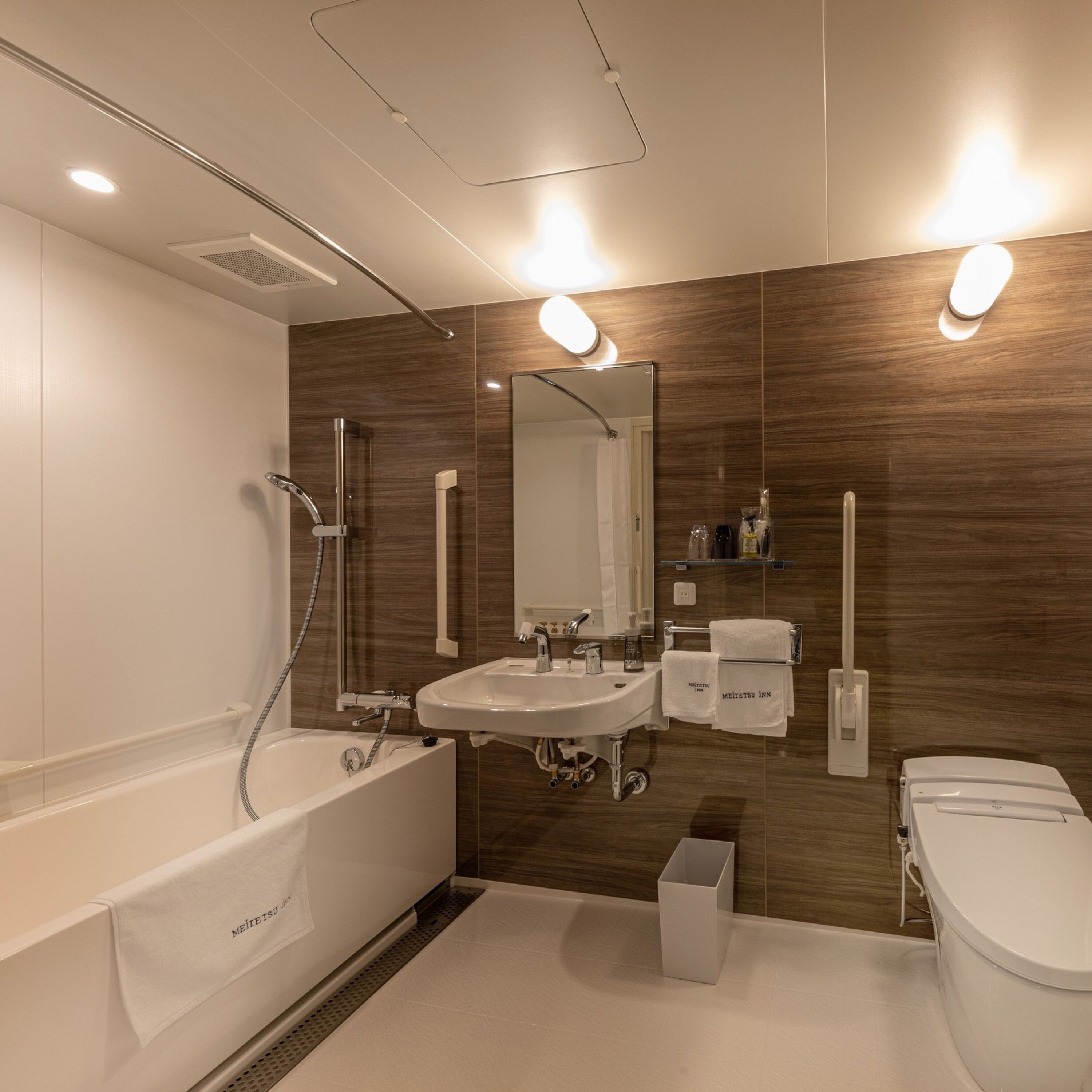 universal room, non-smoking (20 m²) | bathroom | combined shower/bathtub, free toiletries, hair dryer, bathrobes