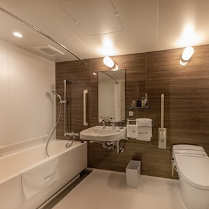 Chambre, accessible aux personnes à mobilité réduite, non-fumeurs (20 m²) | Salle de bain | Ensemble douche/baignoire, articles de toilette gratuits, sèche-cheveux