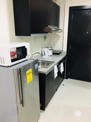 Private kitchen - Fully Furnished Studio Unit Bamboo Bay Community Mandaue/Cebu Area (Mandaue City)