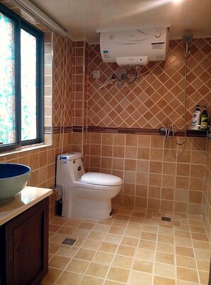 Habitación individual | Baño | Ducha, artículos de higiene personal gratuitos y secador de pelo