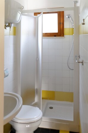 Studio (Mono) | Bathroom