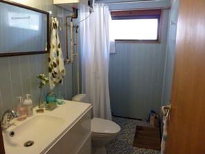 Shower, towels - Lovely cottage in Oddsherred, close to child-friendly beach (Højby)