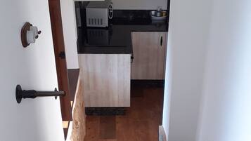 JÀÀkaappi, mikroaaltouuni, uuni, liesi