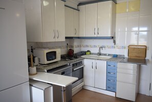 Een koelkast, een microgolfoven, een oven, een kookplaat