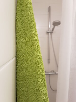 Dusche, Haartrockner, Handtücher, Seife