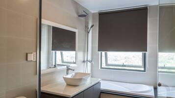 Deluxe appartement | Badkamervoorzieningen | Gratis toiletartikelen, een haardroger, pantoffels, handdoeken