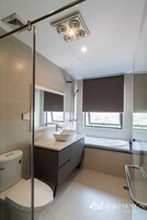 Deluxe King Apartment | Bathroom amenities | Free toiletries, hair dryer, slippers, towels