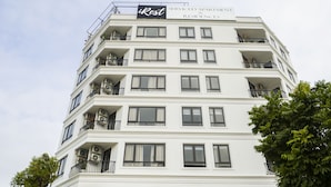 Un immeuble à plusieurs étages comprenant des appartements avec services, doté de balcons, et sur lequel on peut lire une enseigne indiquant qu’il s’agit d’une résidence avec services. Le ciel est dégagé en arrière-plan.
