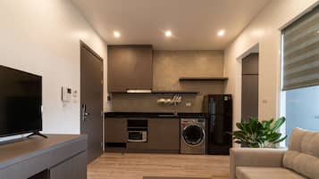 Deluxe King Apartment | Khu phòng khách | TV màn hình phẳng