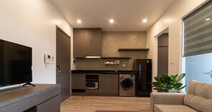 Deluxe King Apartment | Living area | Flat-screen TV